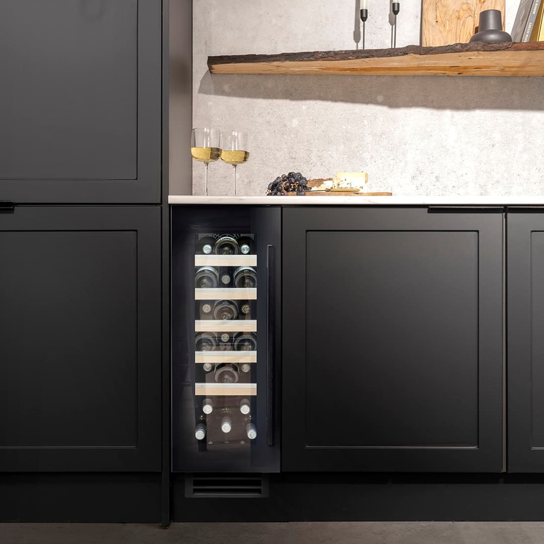Undercounter Single Zone Wine Cooler Black Glass